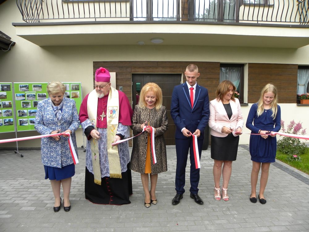 Uroczyste przecięcie wstęgi podczas otwarcia Placówek Opiekuńczo-Wychowawczych “Ignaś” i “Helenka” w Kaliskach