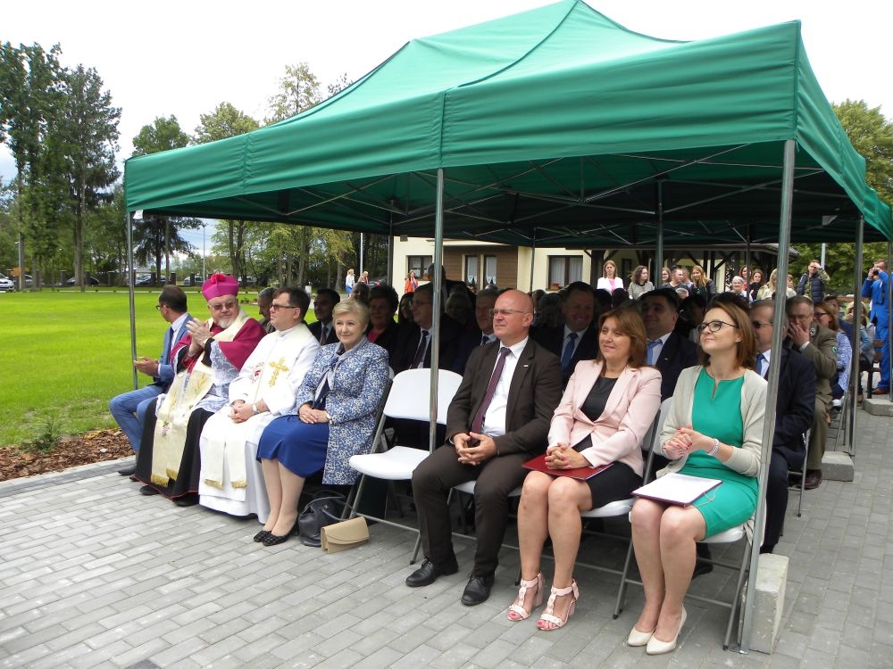 Goście zgromadzeni na uroczystym otwarciu placówek opiekuńczo-wychowawczych