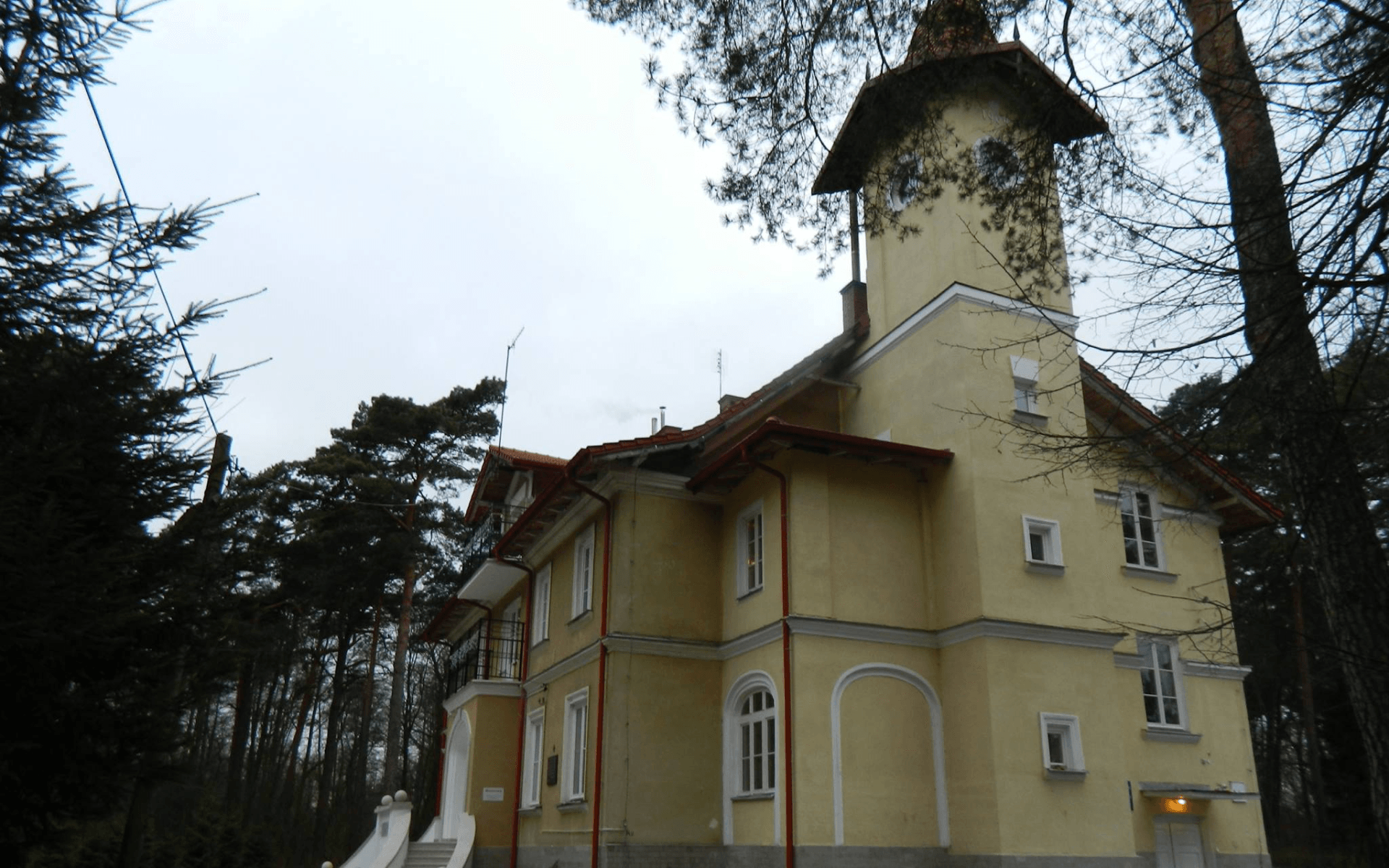 Zabytkowy pałac Ignacego i Heleny Paderewskich - dawna siedziba Domu Dziecka Julin w Kaliskach