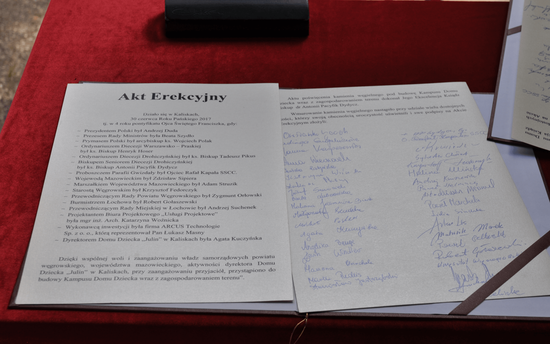 Podpisanie aktu erekcyjnego budowy nowych domów dla dzieci