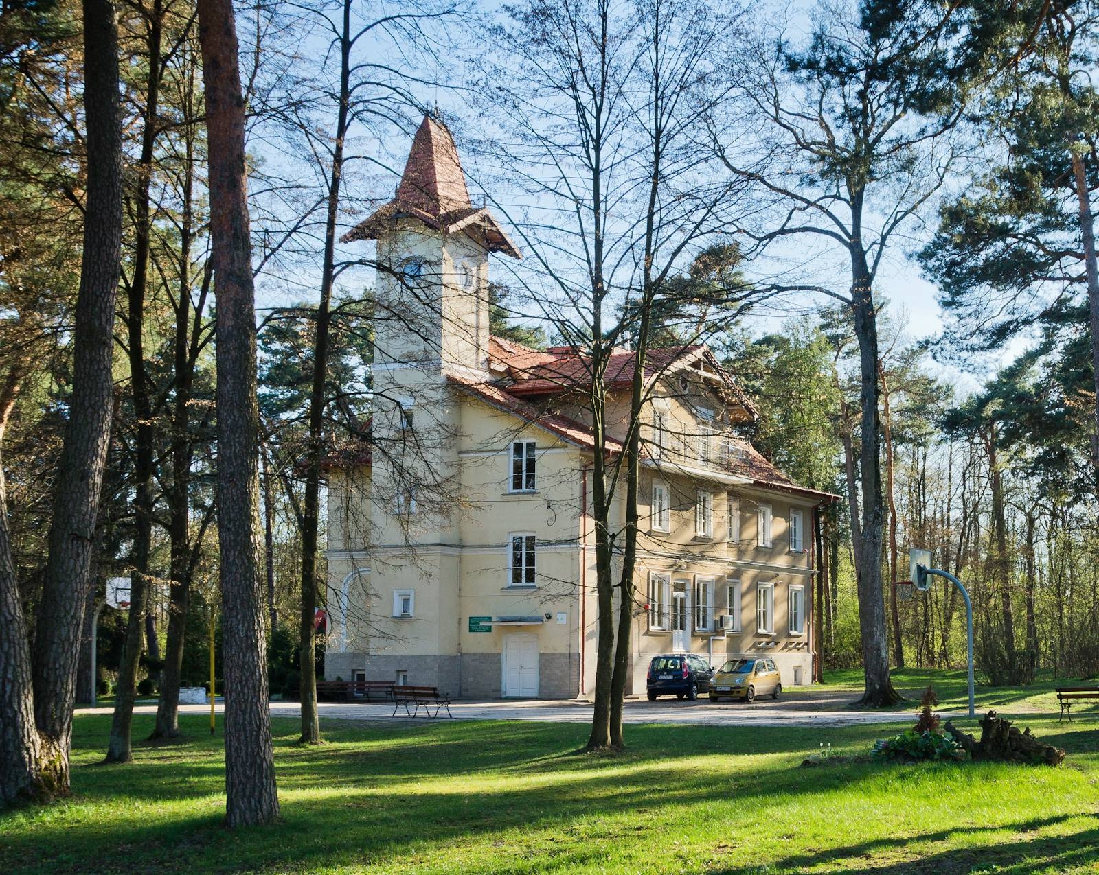 Zabytkowy pałac Ignacego i Heleny Paderewskich - dawna siedziba Domu Dziecka Julin w Kaliskach (zdjęcie od strony ulicy)