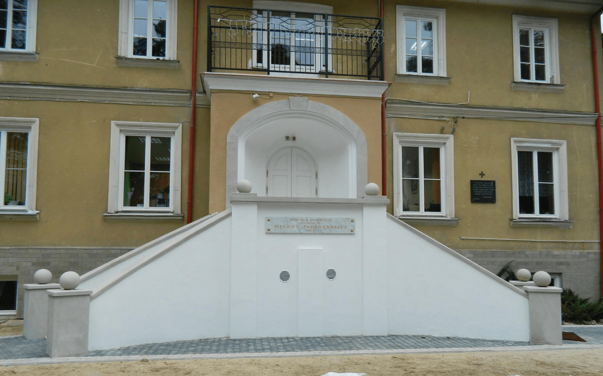 Główne wejście do pałacu w Kaliskach - dawnej siedziby Domu Dziecka