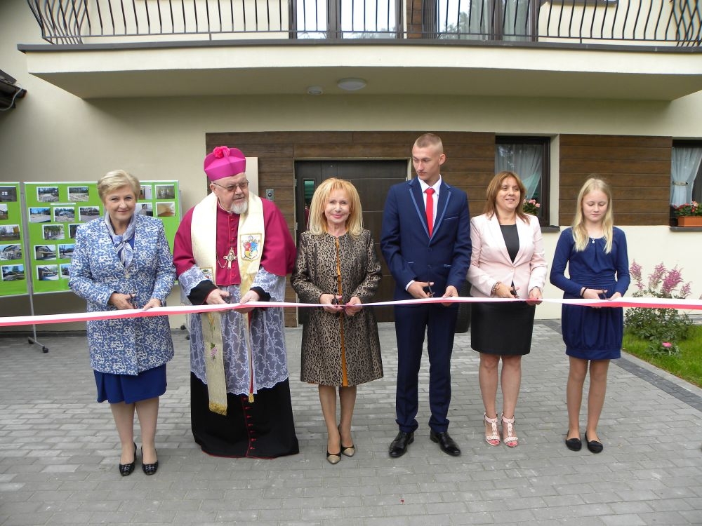 Przecięcie wstęgi podczas uroczystego otwarcia nowych domów dla dzieci